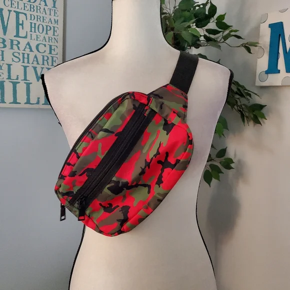 BADGLEY MISCHKA Pink Camo Backpack Detachable Bum/Sling Bag - Picture 6 of 12